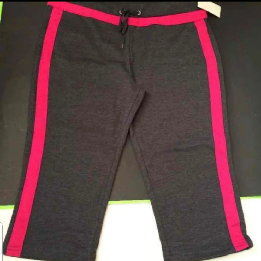 New- CW Sport Capris Sz L